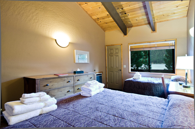 sugar pine cabin bedroom